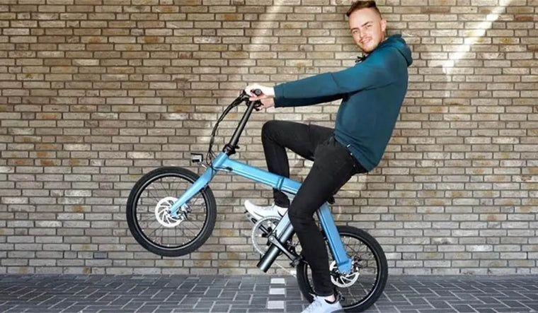 Ein Mann führt schwierige Bewegungen auf einem Fiido D11 Elektrofahrrad aus.
