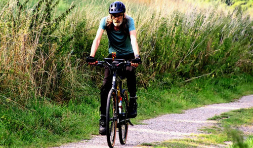 Ein Mann fährt mit dem Fiido C21 E-Bike, um sich zu bewegen.