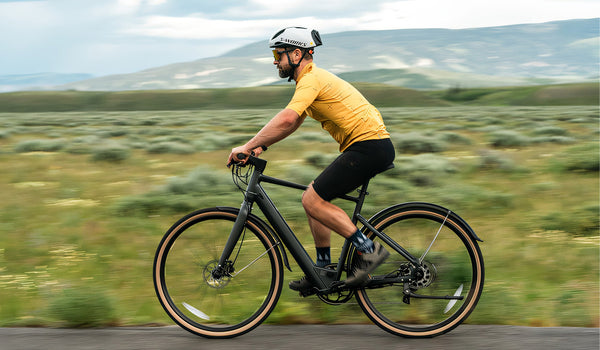 Ein Radfahrer genießt die Geschwindigkeit und Effizienz des Fiido C21 Elektrofahrrads