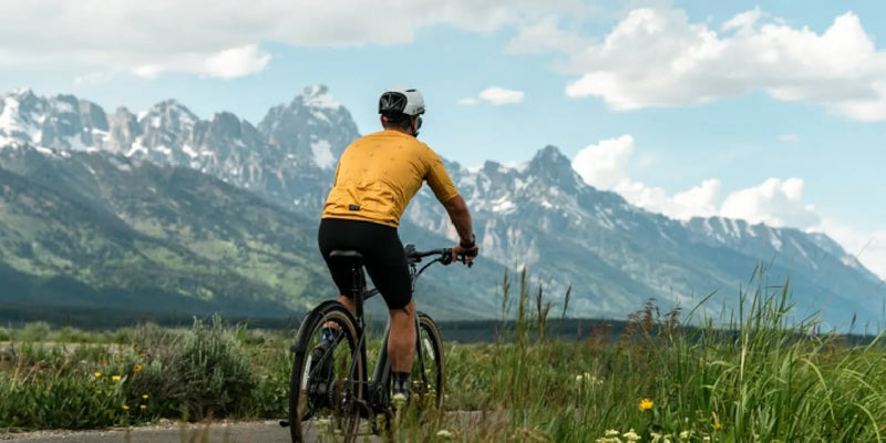 Ein Mann macht einen Ausflug mit einem Fiido C21 Elektrofahrrad.