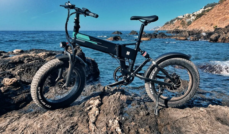 Am Strand steht ein Fiido M1 PRO Elektrofahrrad.