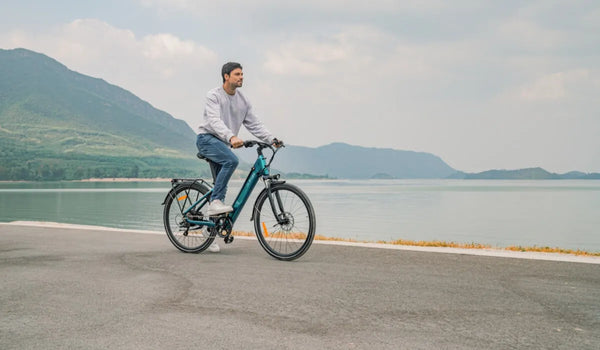 Ein Mann fährt mit einem Fiido C11 Pro Elektrofahrrad am See entlang