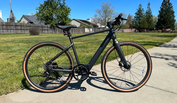 Ein Elektrofahrrad vom Typ Fiido C21 steht vorübergehend am Straßenrand.