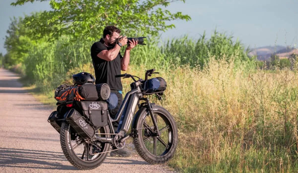 Ein Mann hat sein Fiido Titan Elektrofahrrad vorübergehend am Straßenrand abgestellt.