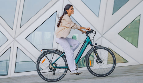 Eine Frau fährt auf einem Fiido C11 Pro Elektrofahrrad