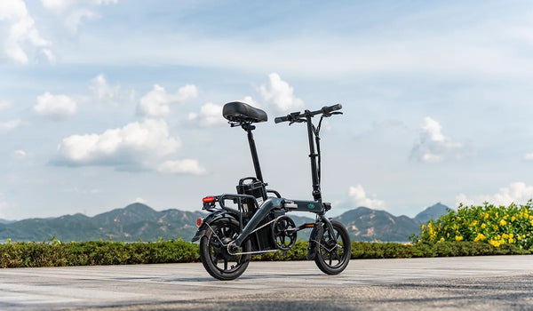 Vélo électrique Fiido L3 sous le ciel bleu et les nuages ​​blancs