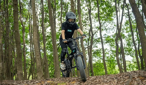 Mann fährt in einem Fiido M21-Geländewagen