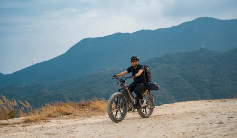 Ein Mann fährt mit einem Fiido Titan E-Bike im Gelände