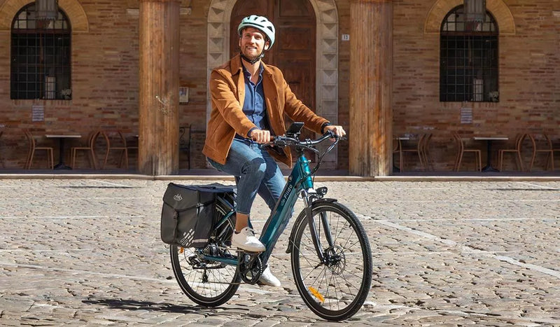 Eine Frau fährt auf einem Fiido C11 Pro Elektrofahrrad