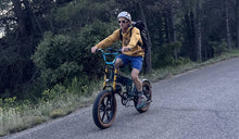 Patxi Usobiaga fährt mit dem Fiido M1 Pro Fatbike auf der Straße.