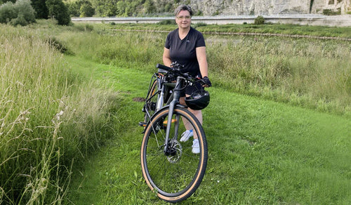 Jana abgebildet mit dem Fiido C21 Gravel E-Bike