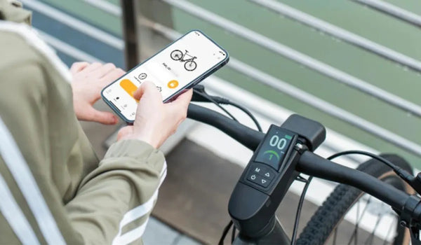 Eine Frau verwendet die Fiido-App, um ein Fiido-E-Bike zu verbinden.