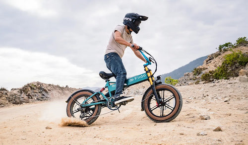 Mann fährt mit einem verbesserten Fiido M1 Pro E-Bike im Sand.