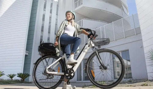 Eine Frau fährt ein Fiido C11 Pro Elektrofahrrad