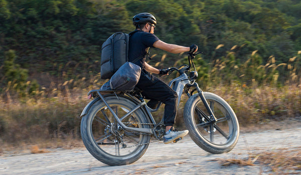 Fahrer auf einem Elektrofahrrad Fiido Titan, der Offroad-Strecken bewältigt.