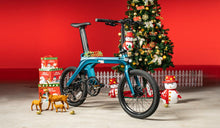 Das Elektrofahrrad Fiido X parkt vor dem Weihnachtsbaum