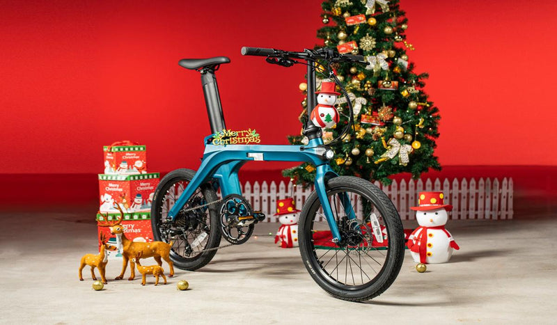 Das Elektrofahrrad Fiido X parkt vor dem Weihnachtsbaum