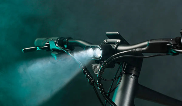 Der Scheinwerfer des Elektrofahrrads Fiido C21 leuchtet auf
