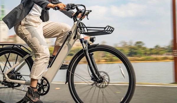 Frau fährt mit einem Fiido C11 E-Bike am See.
