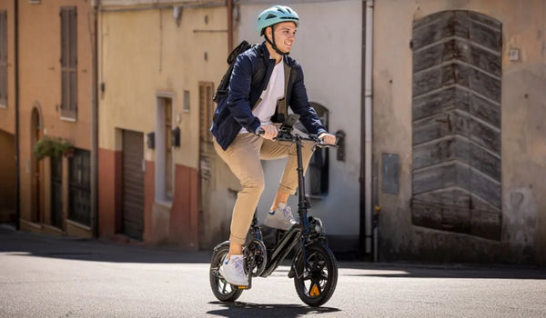 Ein Mann fährt mit einem Fiido D3 Pro Elektrofahrrad durch die Stadt.