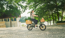 Eine Frau auf dem Fiido T3 E-Bike auf der Straße