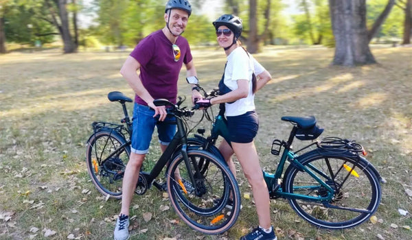 Ein Paar trainiert, während es auf den leichten E-Bikes von Fiido fährt.