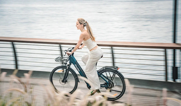 Eine Frau fährt ein leichtes Fiido C11 Pro E-Bike.