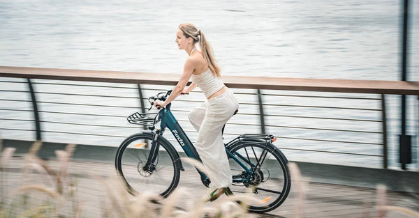 Eine Frau fährt mit einem leichten Urban-E-Bike Fiido C11 Pro auf der Straße.