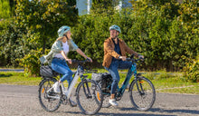 Zwei Personen fahren mit dem leichten E-Bike Fiido C11.