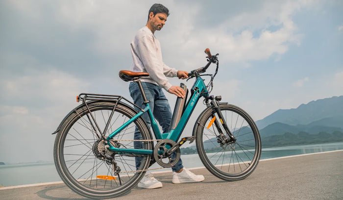 Ein Mann entnimmt den Akku aus einem leichten Elektrofahrrad vom Typ Fiido C11 Pro.