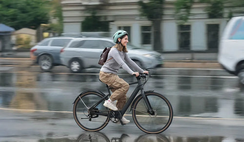 Eine Frau pendelt mit dem leichten E-Bike Fiido C21.