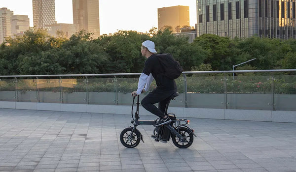 Mann fährt Fiido L3 Elektrofahrrad auf der Straße