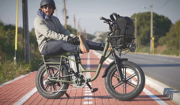 Mann fährt mit dem Elektrofahrrad Fiido T1Pro mit fetten Reifen auf der Straße