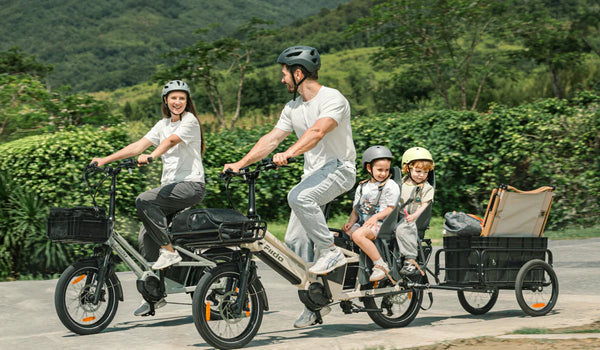 Ein Mann fährt mit einem T3 Max Cargo-E-Bike und transportiert sein Kind.