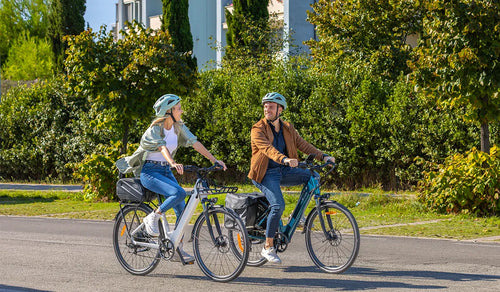 Ein Mann und eine Frau machen mit einem Fiido C11-Elektrofahrrad Spaß