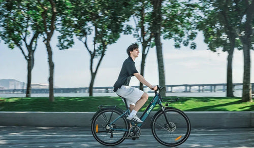 Ein Mann fährt mit einem leichten Fiido City-E-Bike auf einer Stadtstraße.