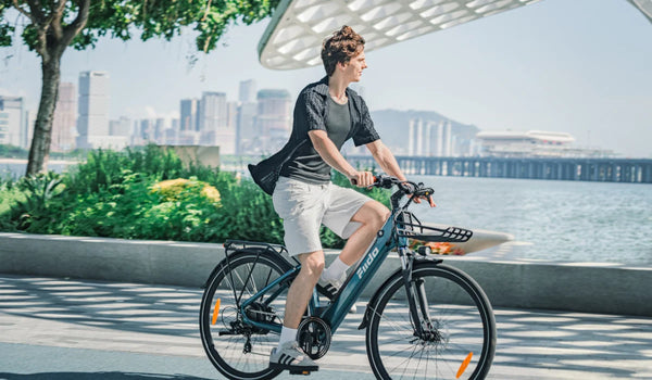 Mann fährt das Fiido C11 City-E-Bike.