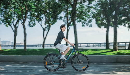 Ein Mann fährt mit einem Fiido C11 Pro E-Bike für den Stadtverkehr zur Arbeit.