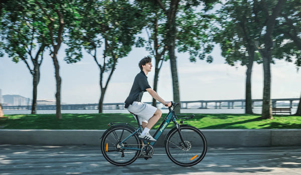 Ein Mann fährt mit einem Fiido C11 Pro E-Bike für den Stadtverkehr zur Arbeit.