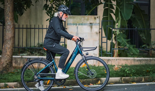 Ein Mann fährt mit dem FIIDO C11 Pro City-Elektrofahrrad durch die Nachbarschaft.