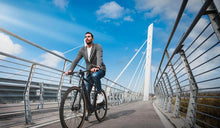 Mann fährt auf einem Fahrradweg ein Fiido C21-Elektrofahrrad mit Tretunterstützung