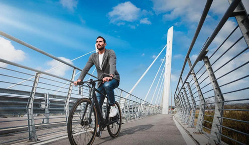 Mann fährt auf einem Fahrradweg ein Fiido C21-Elektrofahrrad mit Tretunterstützung