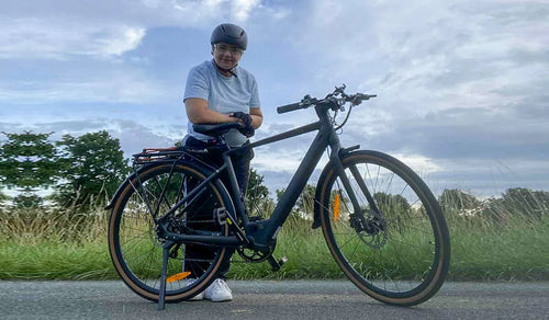 Jana abgebildet mit dem Fiido C21 Gravel E-Bike