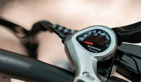 Das Bild zeigt die Fingerschaltung des Fiido E-Bikes.