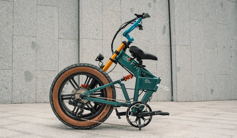 Ein Fiido M1 Pro Fatbike E-Bike, das im zusammengeklappten Zustand gezeigt wird.