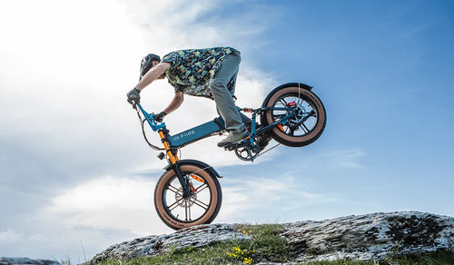Mann fährt ein Fiido M1 Pro E-Bike
