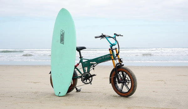 Fiido M1 Pro Elektrofahrrad am Strand geparkt