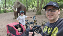 Ein Paar genießt eine Fahrt im Park auf dem FIIDO M1 Pro Elektrofahrrad und dem Fiido Titan Elektrofahrrad.