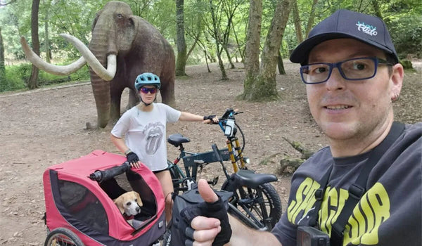 Ein Paar genießt eine Fahrt im Park auf dem FIIDO M1 Pro Elektrofahrrad und dem Fiido Titan Elektrofahrrad.