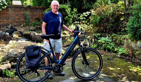 Ein älterer Mann besitzt ein Fiido C11 Pro E-Bike.